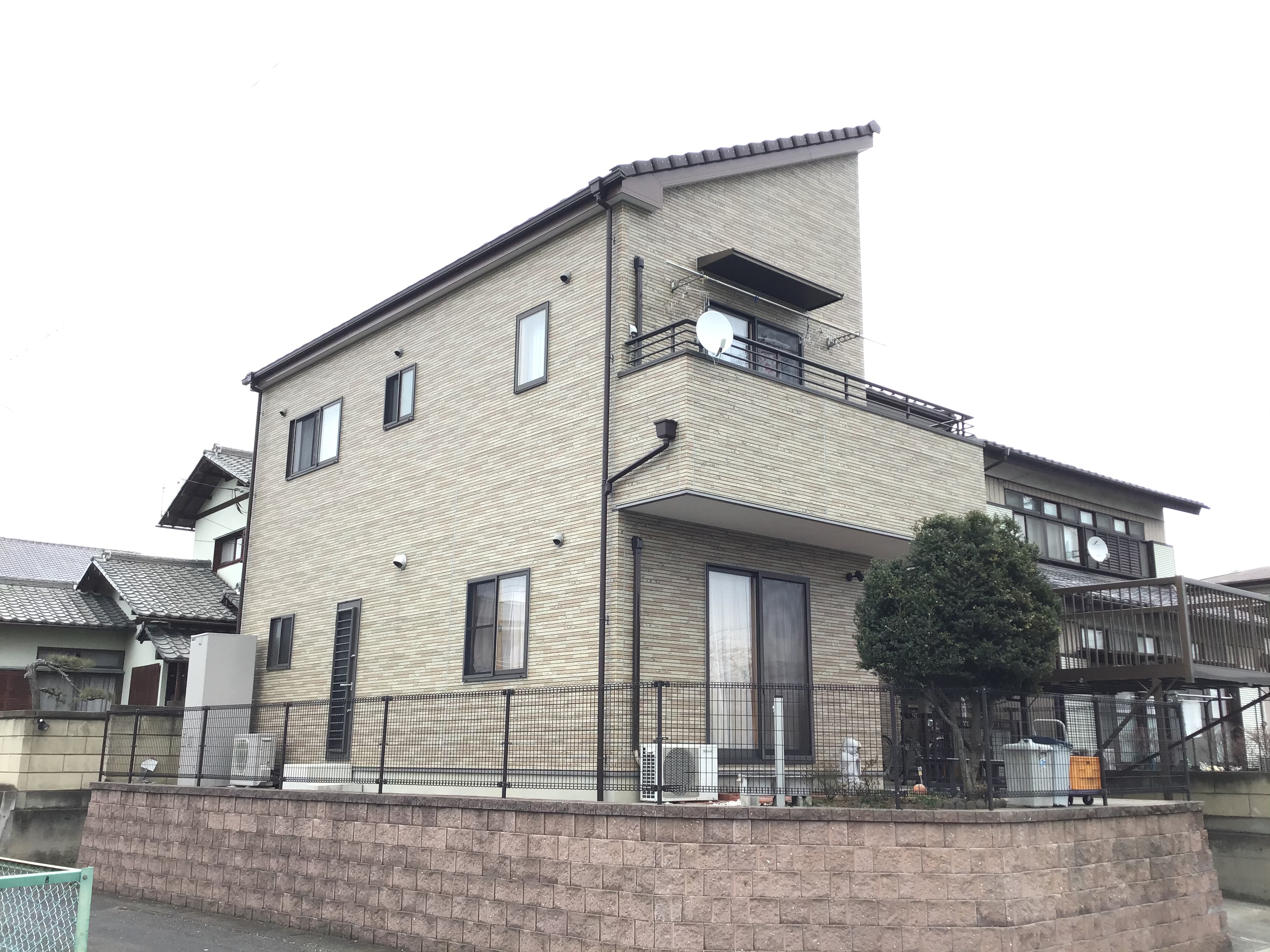 外壁塗装工事：クリヤー塗装　ﾊﾞﾙｺﾆｰ防水　ｲﾝﾀｰﾌｫﾝ交換　換気扇交換　ﾕﾆｯﾄﾊﾞｽﾄﾞｱ交換